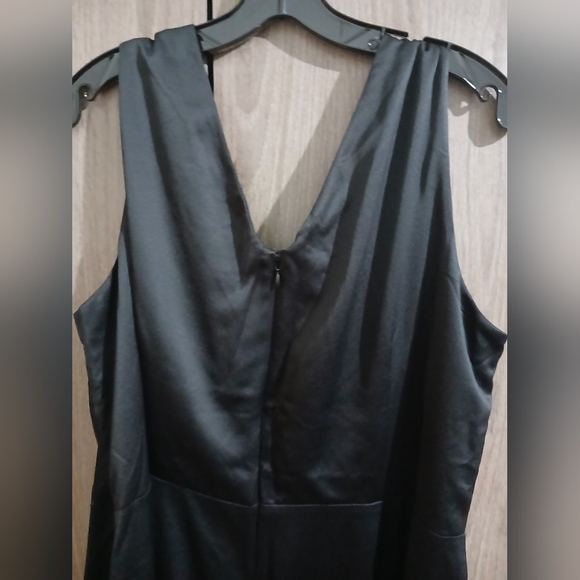 Elegant Black Sleeveless Dress - Picture 7 of 9